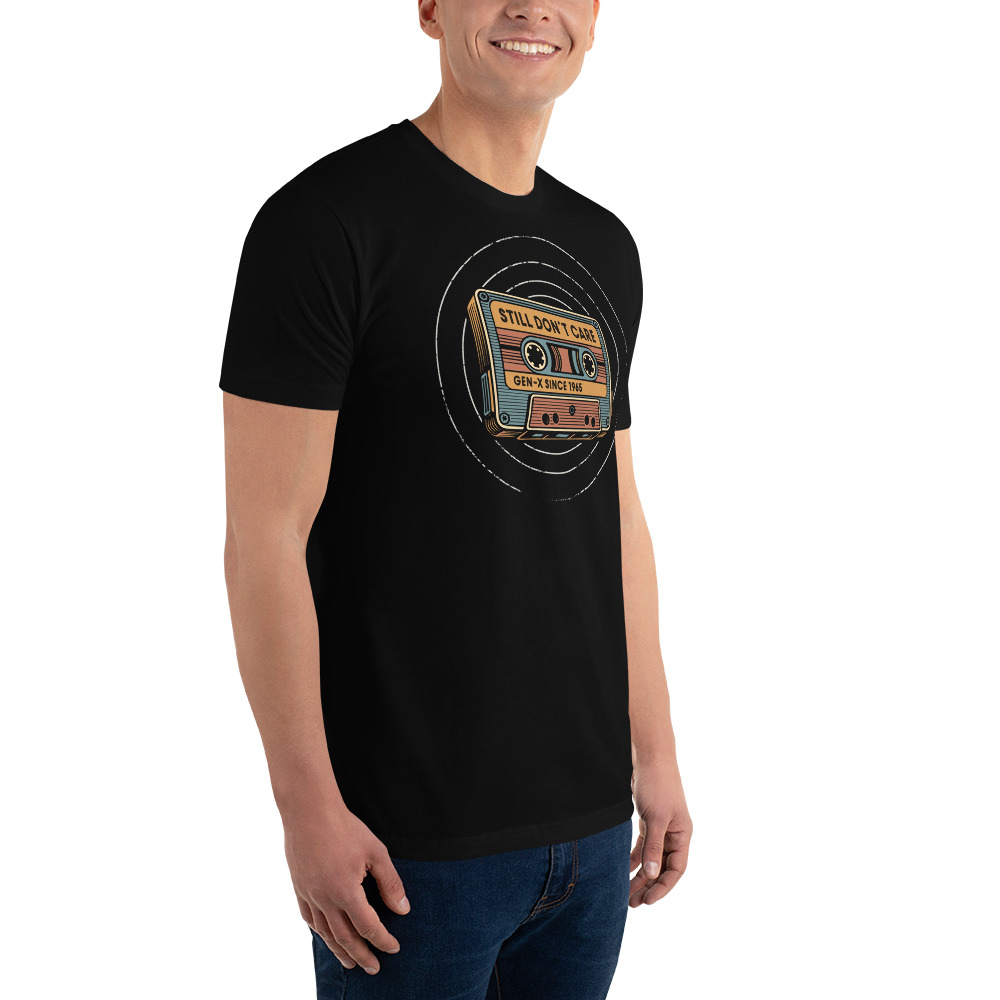 Gen X T-Shirt 1965 „Still Don't Care“ in Schwarz mit Retro-Kassettenmotiv – Seitenansicht getragen