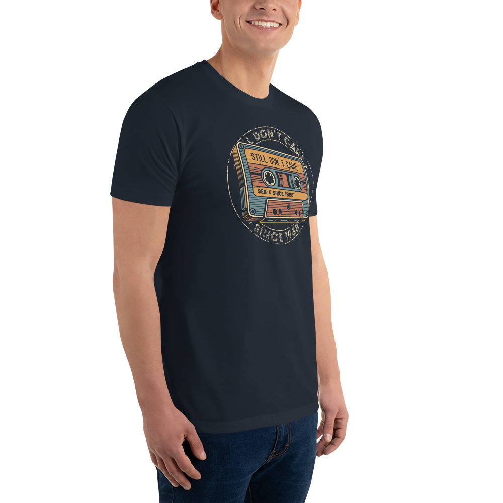 Gen X T-Shirt 1968 in Midnight Navy mit Retro-Kassette „Still Don't Care Seal“ und Kreisdesign – getragen in Seitenansicht