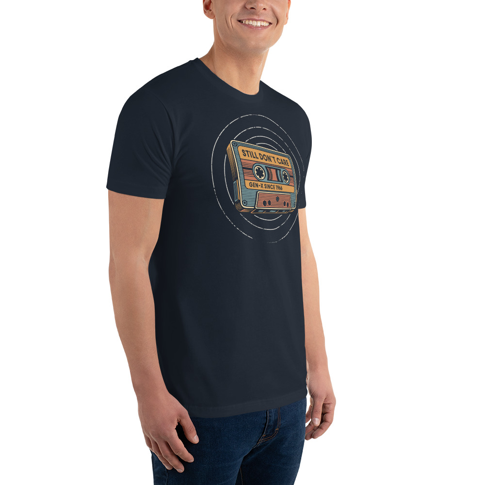 Gen X T-Shirt 1966 „Still Don't Care“ in Midnight Navy mit Retro-Kassettenmotiv – Seitenansicht getragen