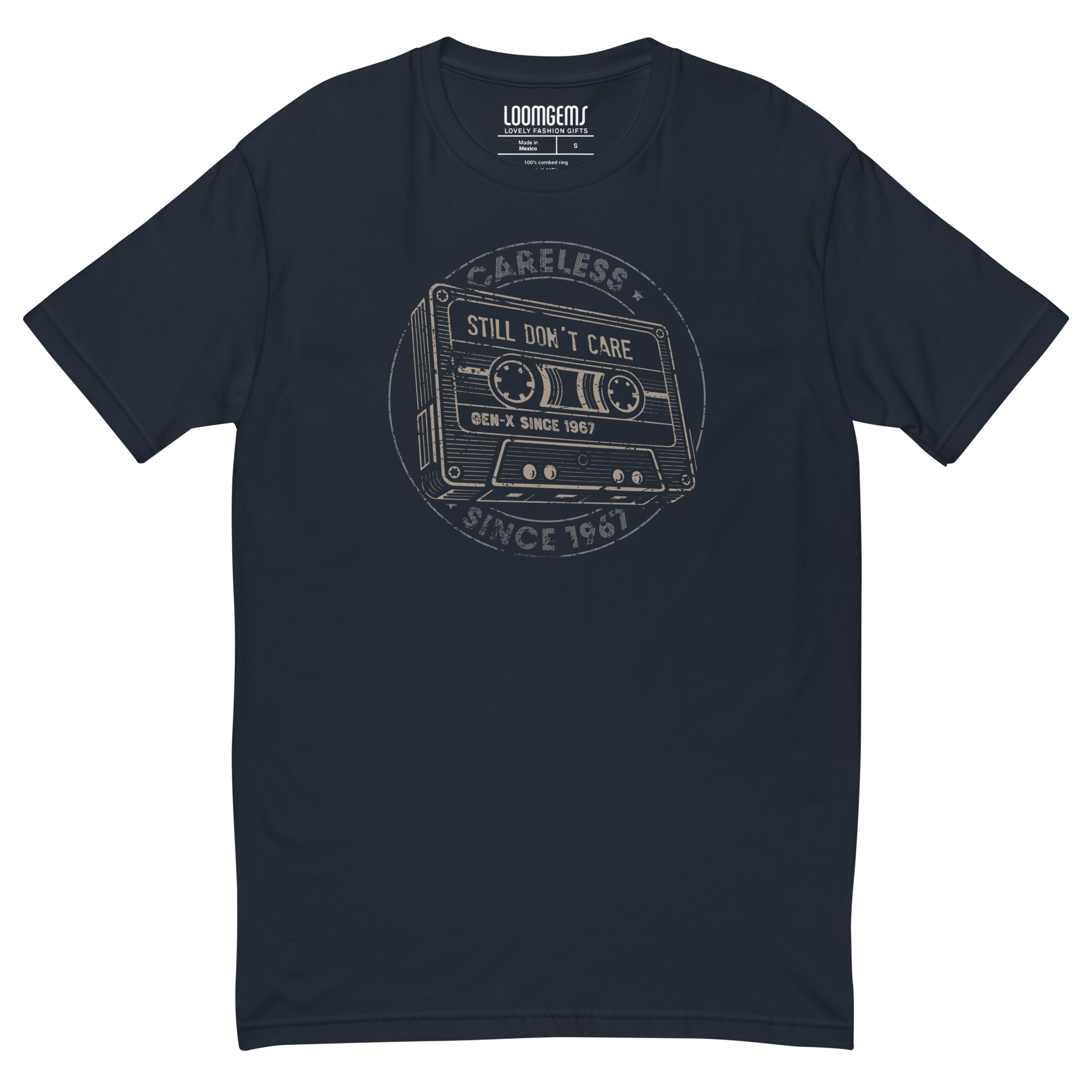 Gen X T-Shirt 1967 in Midnight Navy mit Vintage-Retro-Kassette „Still Don't Care – Careless“ im Used-Look – Vorderansicht