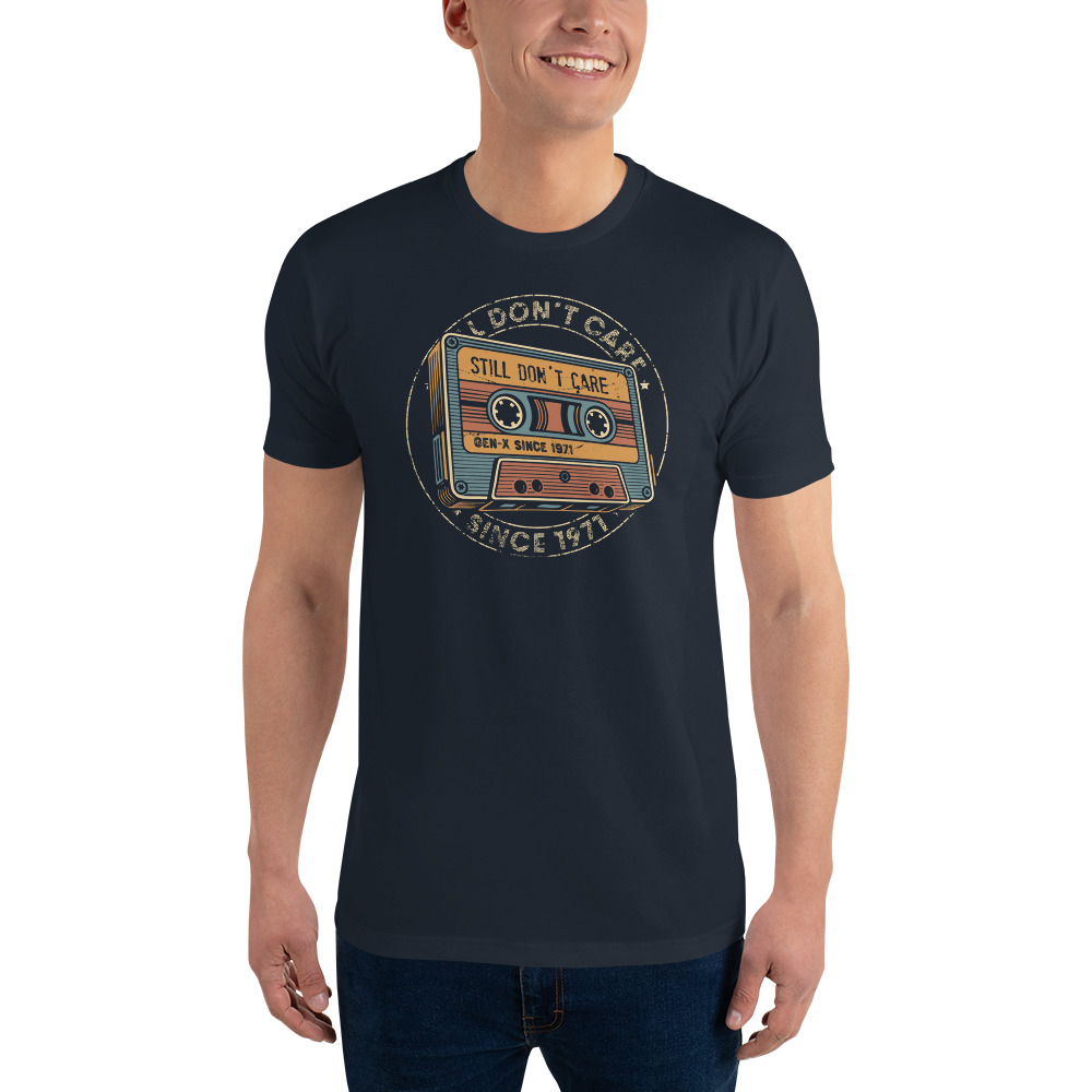 Gen X T-Shirt 1971 in Midnight Navy mit Vintage-Kassettenmotiv „Still Don't Care Seal“ und Kreisdesign – getragen