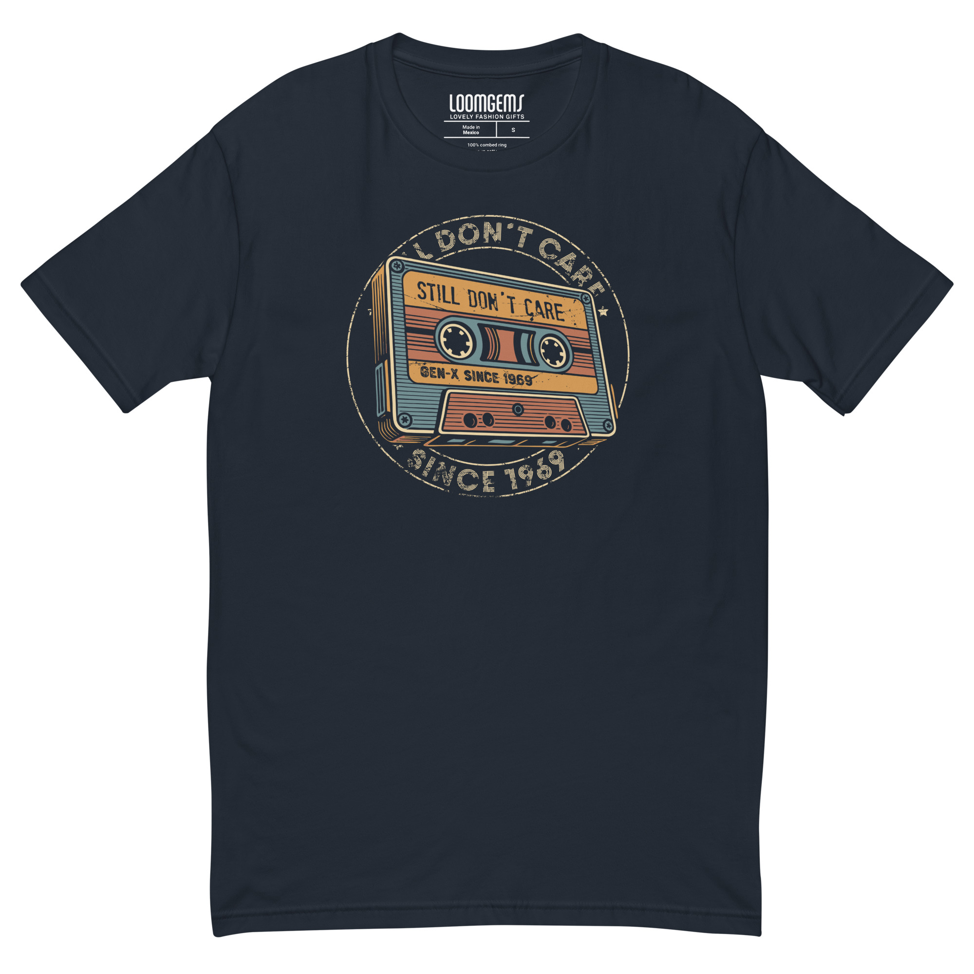 Gen X T-Shirt 1969 in Midnight Navy mit Vintage-Retro-Kassette „Still Don't Care Seal“ und Kreisdesign – Vorderansicht