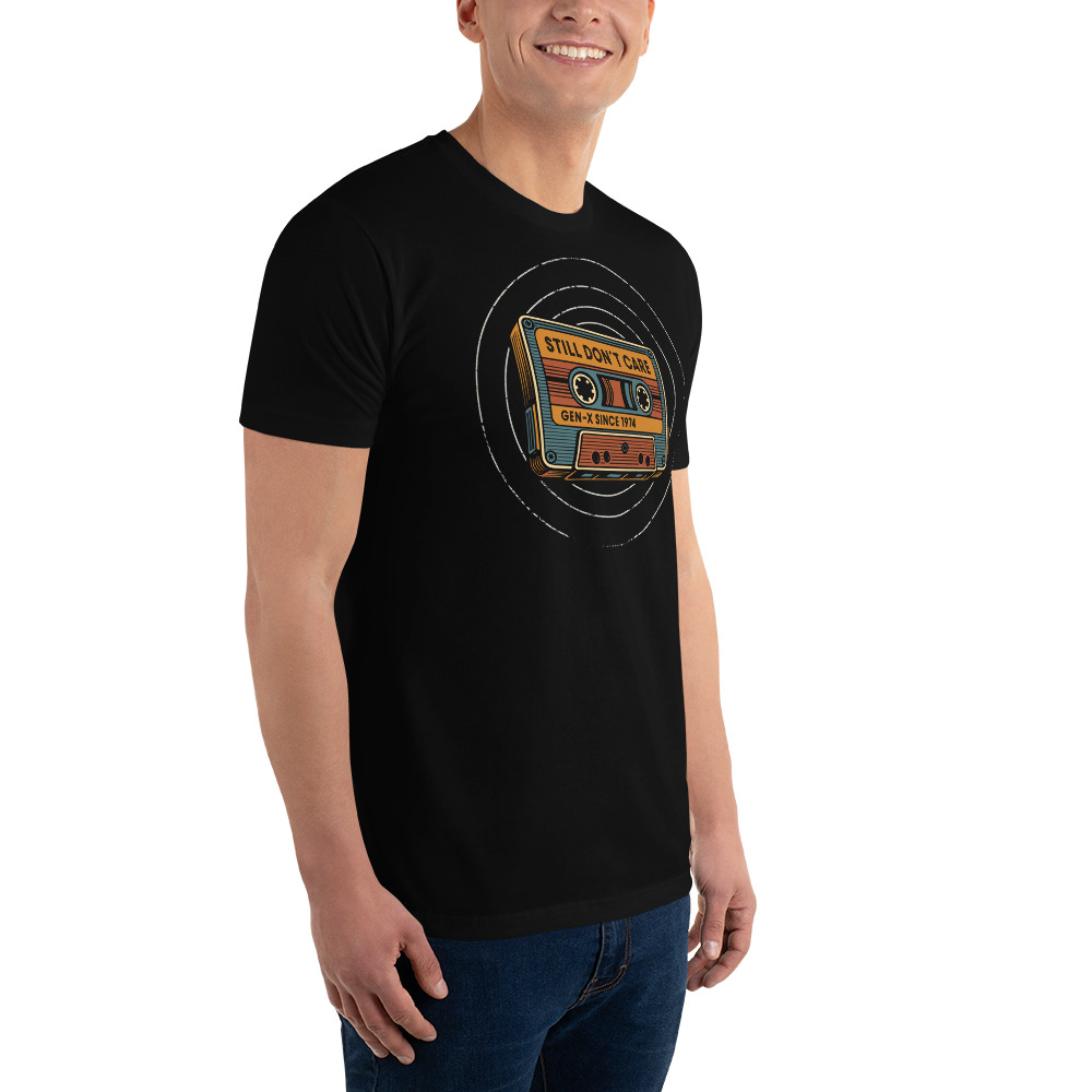 Gen X T-Shirt 1974 „Still Don't Care“ in Schwarz mit Retro-Kassettenmotiv – Seitenansicht getragen