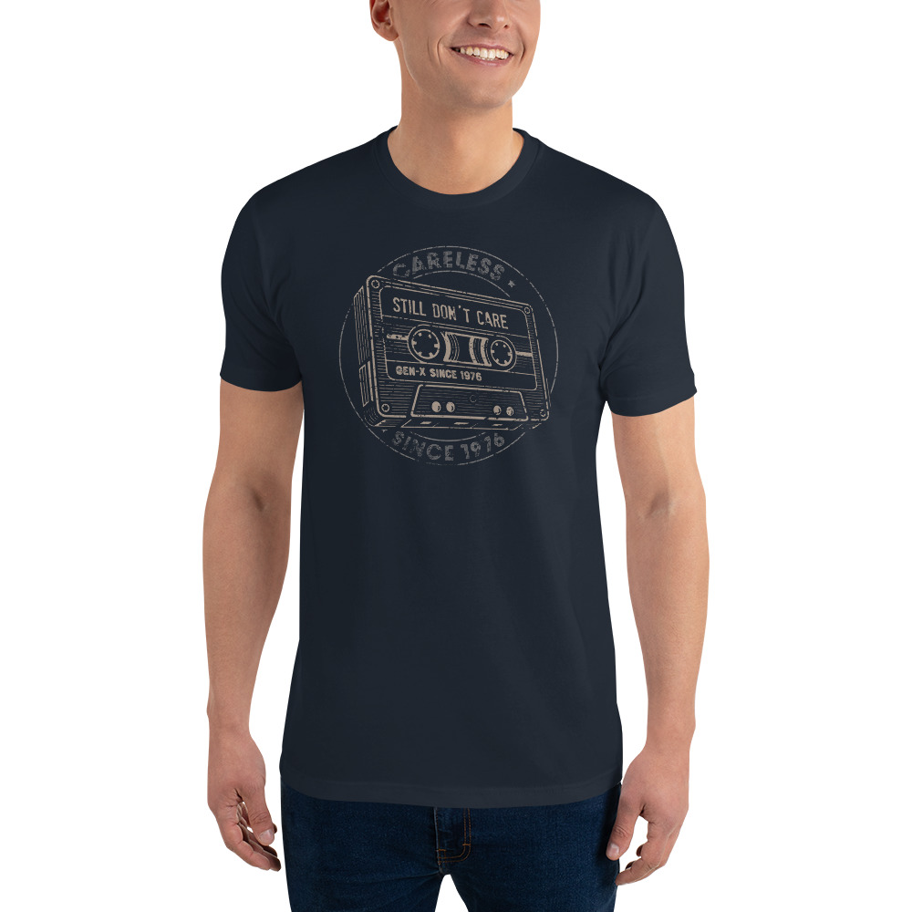 Gen X T-Shirt 1976 in Midnight Navy mit Vintage-Kassettenmotiv „Still Don't Care – Careless“ – getragen