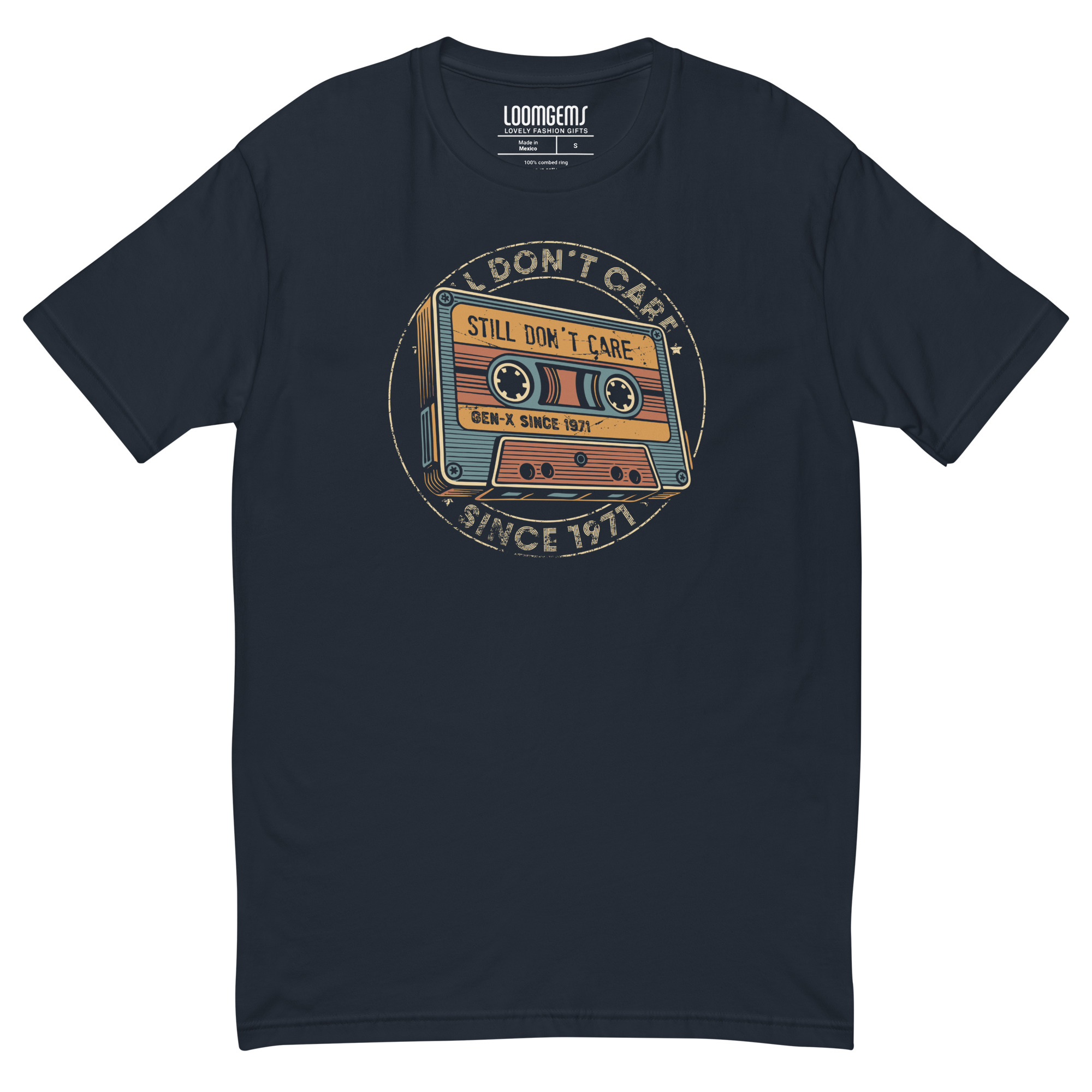 Gen X T-Shirt 1971 in Midnight Navy mit Vintage-Retro-Kassette „Still Don't Care Seal“ und Kreisdesign – Vorderansicht