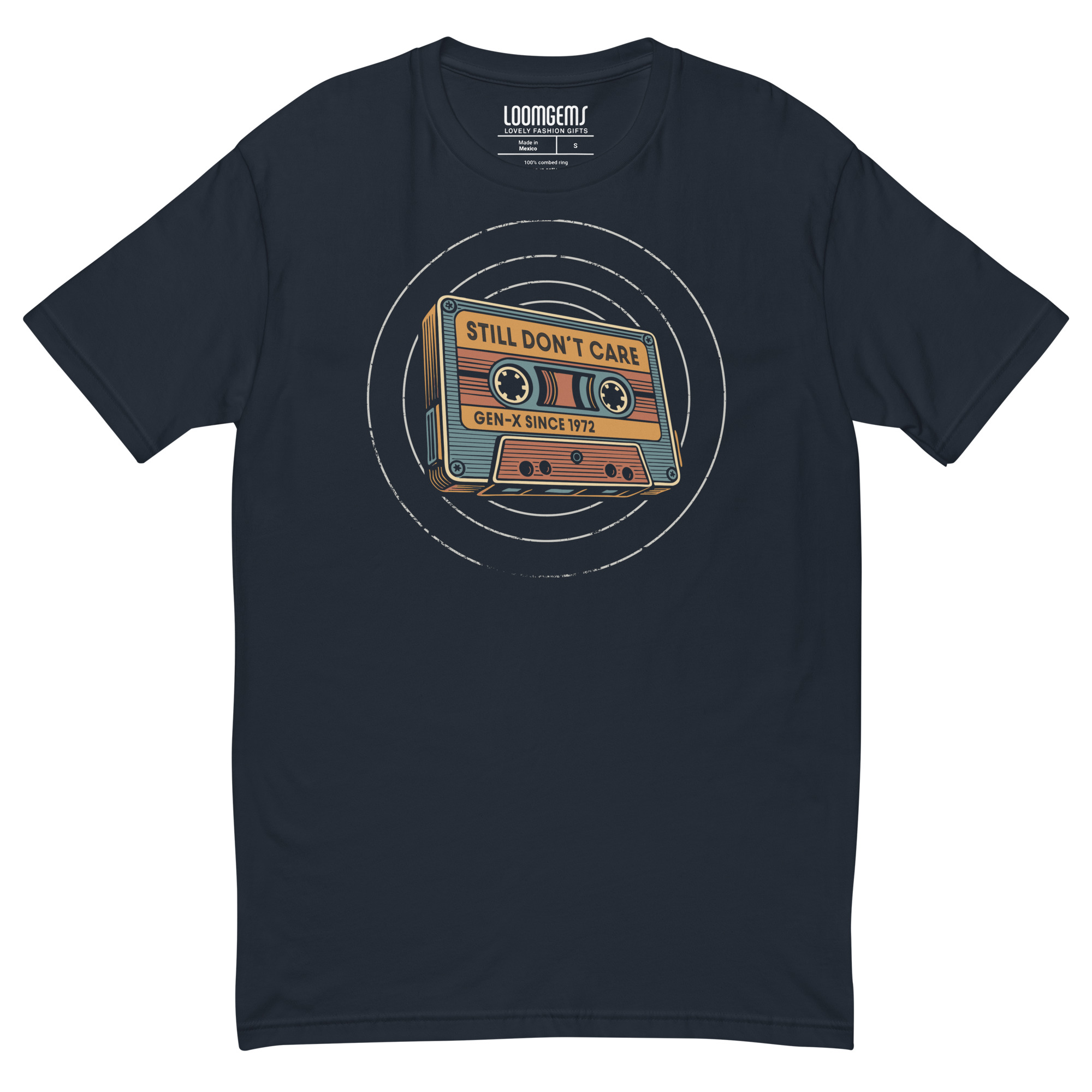 Gen X T-Shirt 1972 in Midnight Navy mit Vintage-Retro-Kassette „Still Don't Care“ und Kreisdesign – Vorderansicht
