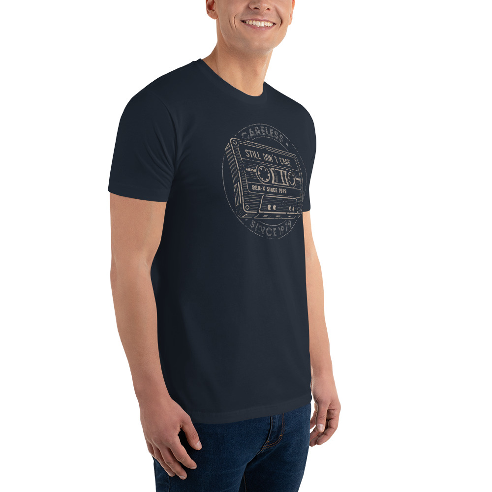 Gen X T-Shirt 1979 in Midnight Navy mit Retro-Kassette „Still Don't Care – Careless“ – getragen in Seitenansicht