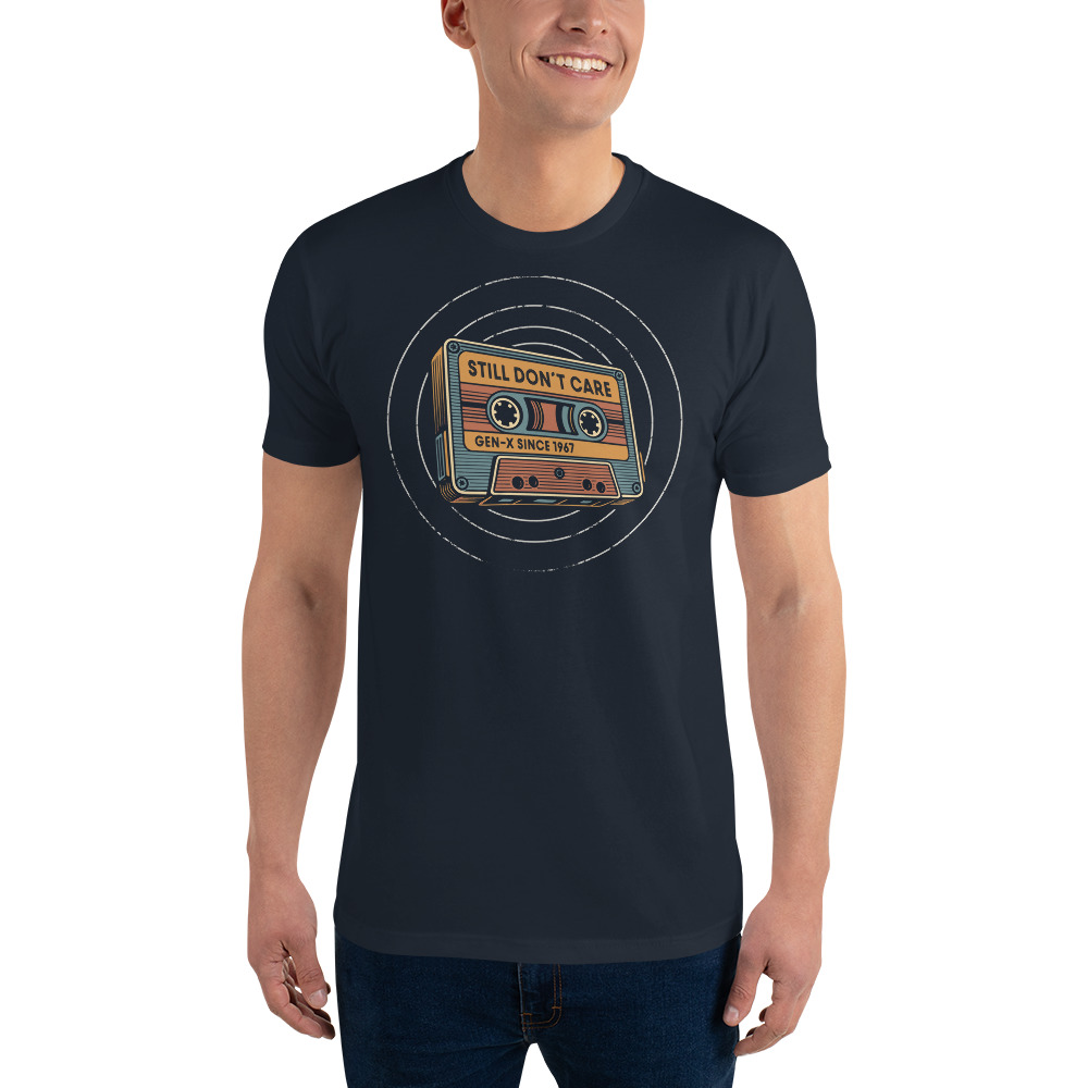 Gen X T-Shirt 1967 „Still Don't Care“ in Midnight Navy mit Retro-Kassettenmotiv – getragen