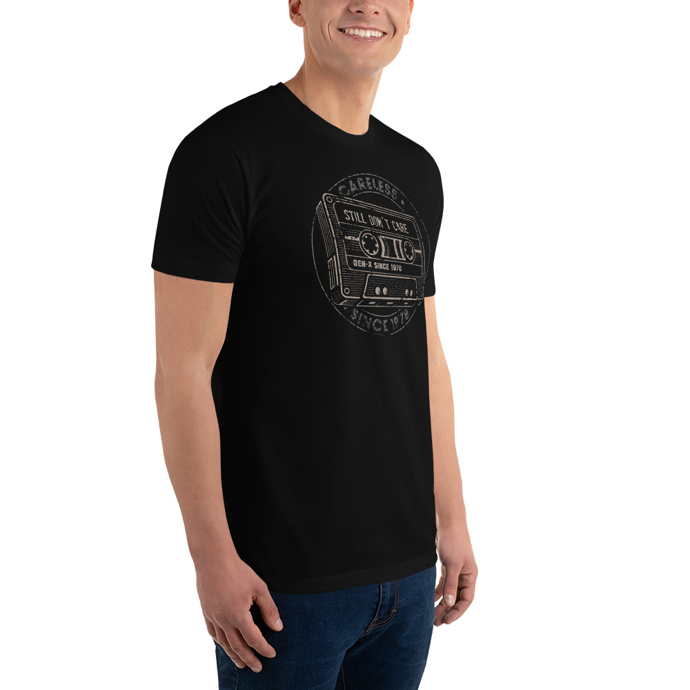 Gen X T-Shirt 1978 in Schwarz mit Retro-Kassette „Still Don't Care – Careless“ – getragen in Seitenansicht