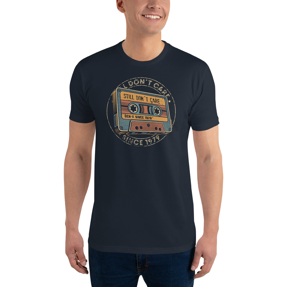 Gen X T-Shirt 1979 in Midnight Navy mit Vintage-Kassettenmotiv „Still Don't Care Seal“ und Kreisdesign – getragen